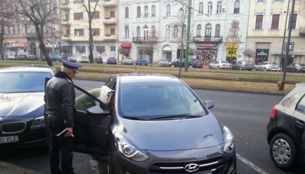 Un bărbat de aproximativ 60 de ani a murit în mașină, în fața sediului Administrației Județene a Finanțelor Publice Arad