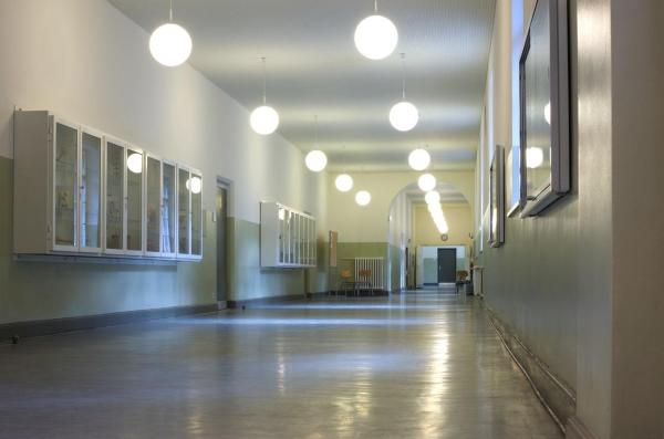 Alertă sanitară la un liceu din judeţul Braşov, unde o profesoară a fost diagnosticată cu TBC