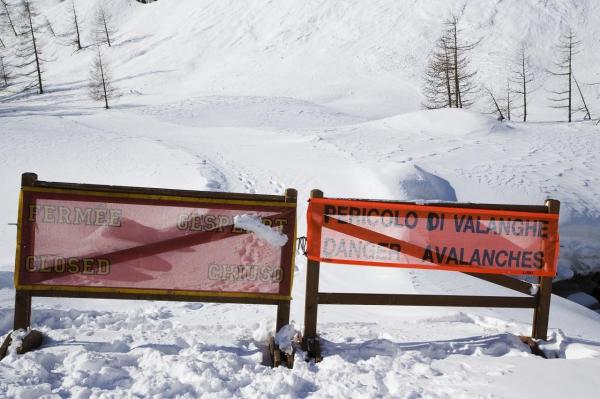 Imagini din hotelul distrus de avalanşa din Italia, în care se aflau O ROMÂNCĂ ŞI COPIII EI! „Strigăm cu voce tare, dar nimeni nu răspunde”, spun echipele de salvare