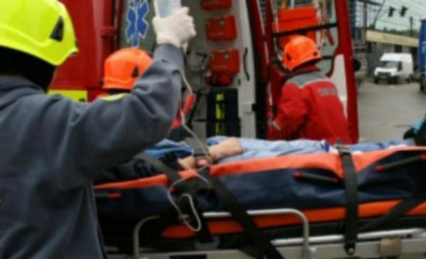 Giancarlo din Botoșani a vrut să oprească o mașină cu mâinile goale. Acum e la spital (VIDEO)