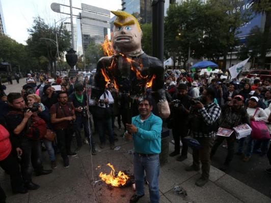 VIDEO Cât umor! Mexicanii au construit singuri zidul, la o zi după învestirea lui Donald Trump