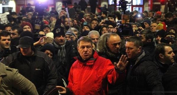 20 de mii de oameni au manifestat în București împotriva ordonanţei graţierii. Klaus Iohannis a fost printre protestatari (VIDEO)