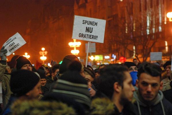 Protestele din Bucureşti, în presa internaţională! Cum comentează jurnaliştii de peste hotare manifestaţiile celor ce au scandat împotriva legii graţierii şi prezenţa preşedintelui Iohannis în mulţime