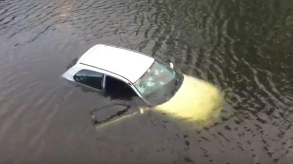 VIDEO O maşină, furată acum trei zile la Dublin şi abandonată în apă, pluteşte încă pe un canal