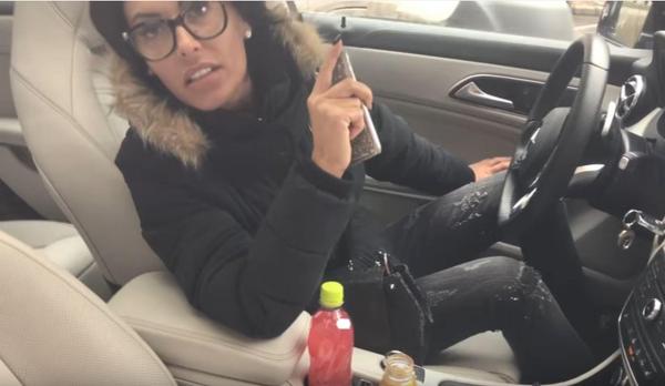 VIDEO Şoferiţă cu tupeu, parcare ilegală în faţa tribunalului din Cluj. Dialog incredibil cu poliţistul care vrea să o amendeze