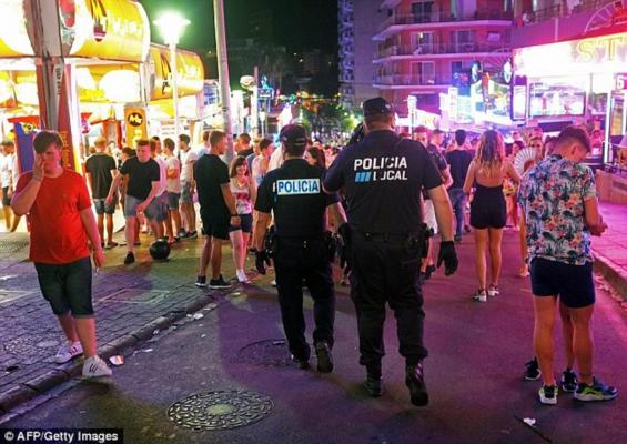 Poliţiştii spanioli sunt ÎNGROZIŢI de turiştii britanici! Din cauza lor, REFUZĂ să mai muncească în Ibiza