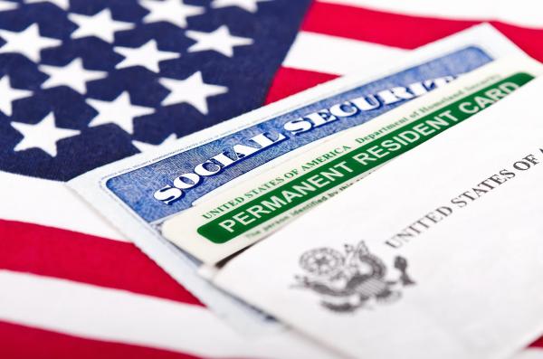 Nici deținătorii GREEN CARD nu sunt scutiți de ordinul administrației TRUMP privind imigranții! Anunțul de ultimă oră