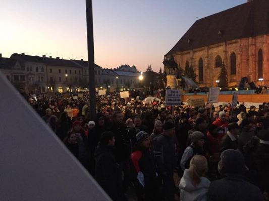 Peste 10.000 DE OAMENI au ieșit ÎN STRADĂ și la CLUJ, pentru a protesta împotriva amnistiei și grațierii. MII DE MANIFESTANȚI scandează și în SIBIU, TIMIȘOARA, IAȘI sau GALAȚI