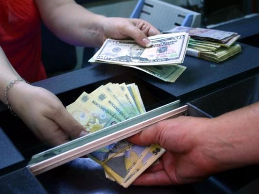 CURS VALUTAR. Leul s-a apreciat cu peste 70 de bani faţă de euro