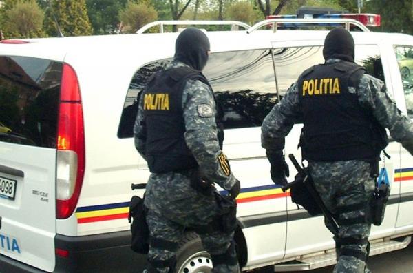 PERCHEZIŢII de amploare, în patru judeţe la o reţea specializată în TRAFIC DE DROGURI! ZECI de persoane urmează să fie AUDIATE