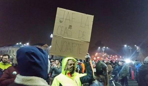 Val de PROTESTE în Bucureşti şi în ţară, după ce guvernul a dat undă verde graţierii şi modificării Codului Penal. Peste 12.000 de protestatari în Piaţa Victoriei