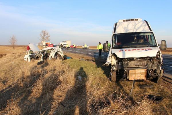 ACCIDENT TERIBIL PE DN2: Doi morţi şi patru răniţi în urma ciocnirii dintre un microbuz de pasageri şi un autoturism (VIDEO)