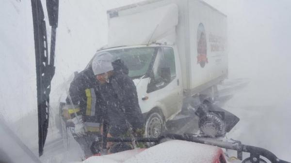 Cod ROŞU de viscol: 145 de oameni, dintre care zece copii, se află în benzinăriile Rompetrol de pe autostrada Bucureşti-Constanţa, închisă din cauza zăpezii