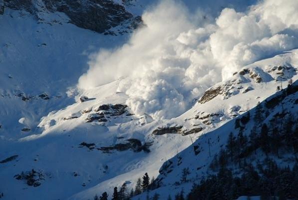 Risc de avalanșă de gradul patru în masivele Bucegi și Făgăraș. Turiștii sunt sfătuiți să stea departe de drumeții