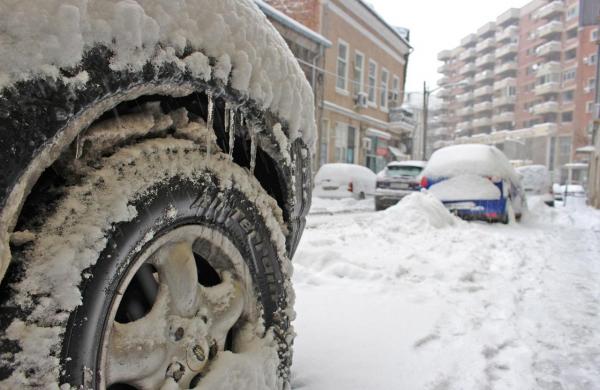 Trotuarele din Capitală, deszăpezite cu ajutorul deţinuţilor!