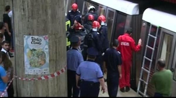 ACCIDENT GRAV la metrou, în urmă cu puţin timp! Un tânăr de 30 de ani a căzut pe şine, apoi a fost lovit de tren, în staţia Republica! Intervin medicii
