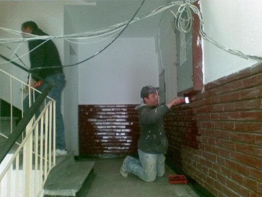 Nicio faptă bună nu rămâne nepedepsită! Ce i s-a întâmplat unei pensionare care a renovat din banii săi casa scării. O vecină mai tânără i-a declarat RĂZBOI