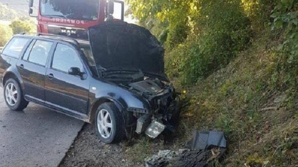 Impact violent! Un tânăr de 22 de ani a depășit o căruță, pe linia dublă continuă, și a intrat în plin într-o ambulanță SMURD. Imagini de la locul accidentului