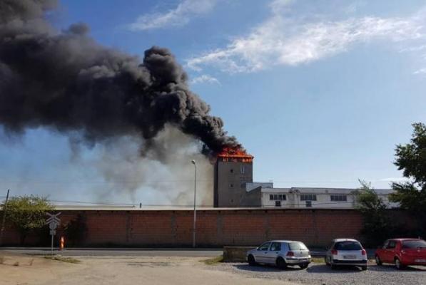 Incendiu VIOLENT la o brutărie din Oradea. Un bărbat a ajuns la spital cu arusuri pe faţă (VIDEO)