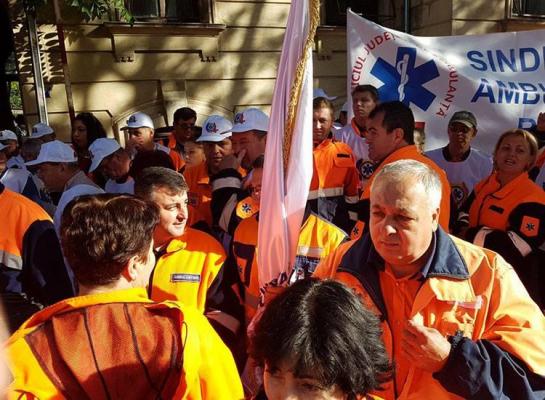 Protest NAŢIONAL al angajaţilor Serviciilor de Ambulanţă! Salvatorii cer ambulanţe noi şi renunţarea la tăierea sporurilor!