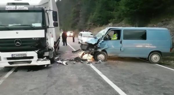 Accident TERIBIL în Neamţ! Sunt mai multe VICTIME, între care un copil, după ce un microbuz s-a ciocnit cu un camion. Este PLAN ROȘU de intervenție 