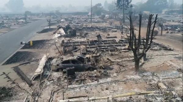 Imagini dezolante, filmate cu drona, la incediile din California: un oraş întreg distrus de foc