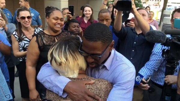 Un bărbat condamnat pe nedrept, pentru dublă crimă, a stat 23 de ani în închisoare. Imagini emoţionante cu momentul eliberării