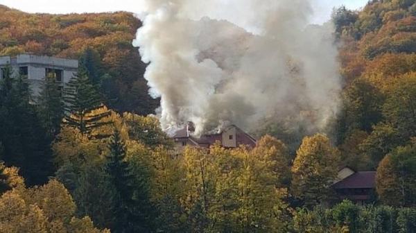 Incendiu violent, la un hotel din Băile Olăneşti. Peste 200 de oameni evacuaţi