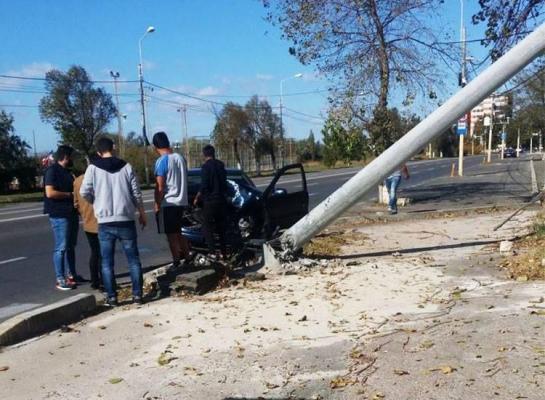 Zonă blestemată în Mamaia! Un tânăr a intrat în plin într-un stâlp, în acelaşi loc în care au murit doi tineri!