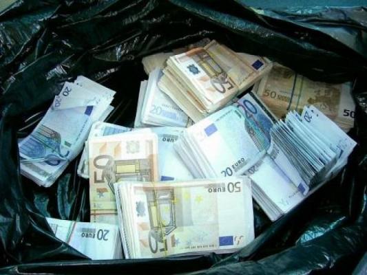 O femeie a aruncat 9.000 de euro la gunoi... din greşeală! Reacţia iubitului ei după gafa COLOSALĂ a femeii