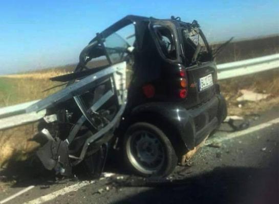 Impact devastator între un TIR şi un Smart! O tânără a murit pe loc în urma accidentului - FOTO