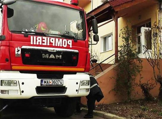 Un hoţ a dat foc din greşeală unui apartament din Bucureşti după ce şi-a aprins o ţigară înainte să fugă cu prada!
