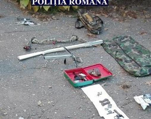 Arsenal de arme şi muniţii, descoperit în casa unui arădean: Avea grenadă, arc cu săgeţi, arbaletă şi pistol