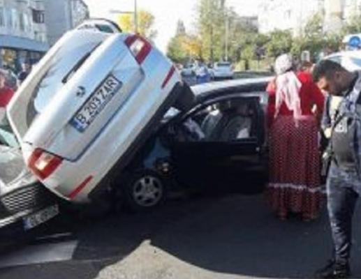 Accident BIZAR la Galaţi. 3 maşini s-au lovit violent, urcându-se una peste alta. A intervenit descarcerarea