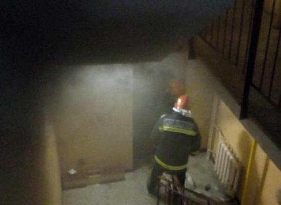 Incendiu într-un bloc din Constanţa. Un apartament a fost cuprins de flăcări. Intervin pompierii (VIDEO)