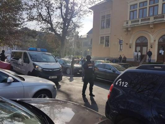 STARE de alertă în această dimineață la Constanța! ZECI de mascați ÎNARMAȚI până în dinți au coborât din dube și au încercuit o clădire. IMAGINI dramatice