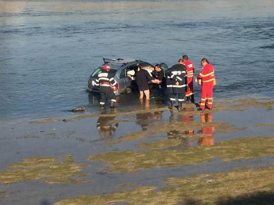 O şoferiţă şi-a văzut moartea cu ochii: A ZBURAT cu maşina de pe şosea şi a aterizat în Olt!