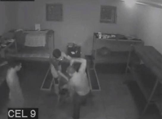 Un deţinut a fost BĂTUT cu BESTIALITATE în închisoare! Imagini şocante din celulă - VIDEO