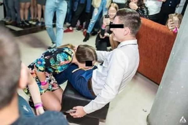 Imagini HALUCINANTE la un bal al bobocilor din Cluj. Tinerele şi-au demonstrat talentul la înghiţit banane, legate la ochi, din poala băieţilor