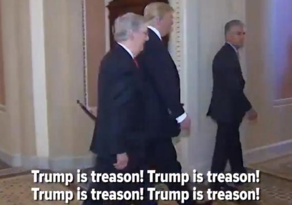 Donald Trump, atacat de un protestatar la o întâlnire cu senatorii republicani: "Trump înseamnă trădare" (VIDEO)