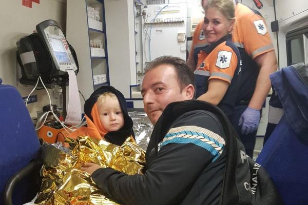 Fetiţa de 2 ani, dispărută fără urmă într-o pădure din Prahova A FOST GĂSITĂ la un kilometru distanţă de casă!