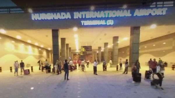 Sute de turişti români, blocaţi de mai bine de nouă ore pe un aeroport din Egipt. Printre ei, şi copii de 2 şi 3 ani
