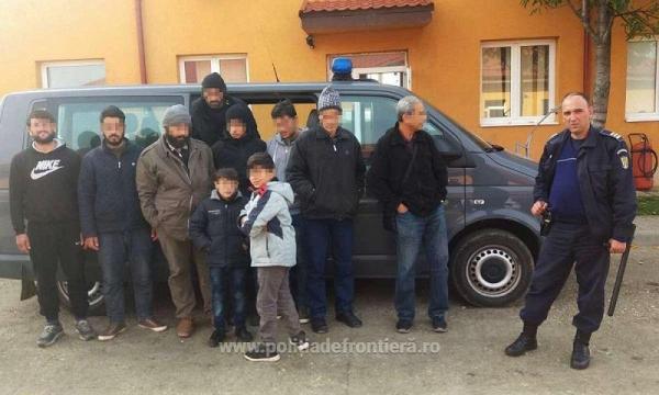 Migranţi ilegali, opriţi la Caraş-Severin. Unsprezece cetăţeni din Irak şi Iran au fost prinşi că voiau să intre în ţară din Serbia (VIDEO)