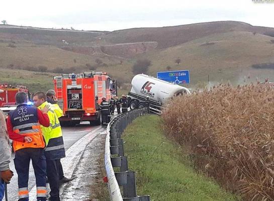 Accident ÎNGROZITOR în Cluj! Un șofer a fost DECAPITAT după impactul cu o cisternă care a luat foc - VIDEO