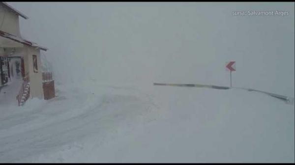 Ninsoare şi viscol puternic la munte. Imagini spectaculoase cu drumurile înzăpezite