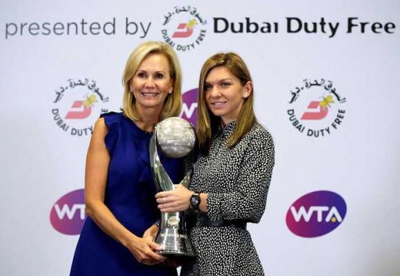 Mesajul Simonei Halep după ce a primit trofeul pentru numărul 1 mondial: "Am făcut ceva uriaş pentru ţara mea"