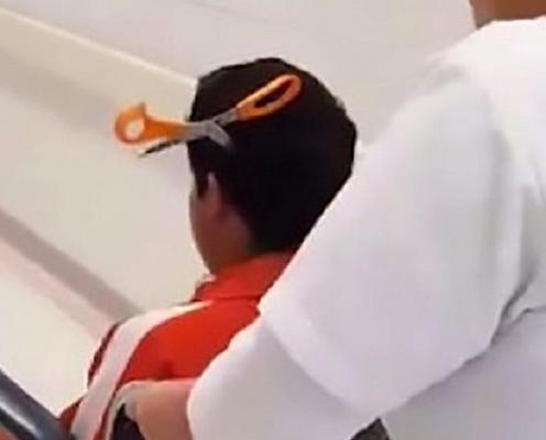 Video HALUCINANT! Un elev a ajuns la spital cu O FOARCECĂ înfiptă în cap, după o ceartă cu o colegă de clasă. Atenție, imagini cu puternic impact emoțional