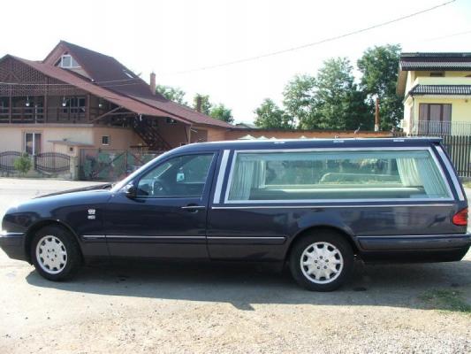 DEMENŢIAL. Şofer de la pompe funebre prins beat la volan, cu mortul în maşină. Familia decedatului, terifiată că sicriul nu mai ajunge