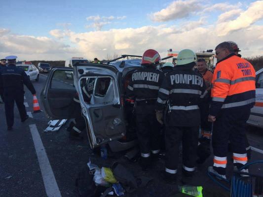 ACCIDENT GRAV în urmă cu puțin timp, în Timiș. O maşină a fost făcută praf după ce S-A IZBIT violent de un microbuz care transporta 50 de muncitori. Sunt victime!