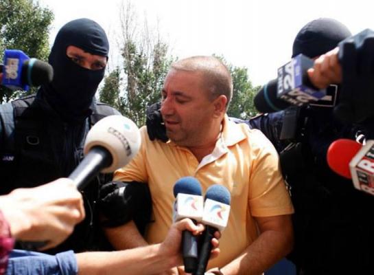 Interlopii clanului Butoane au fost săltaţi de mascaţi! Anchetatorii au găsit 100.000 de euro într-o pernă!